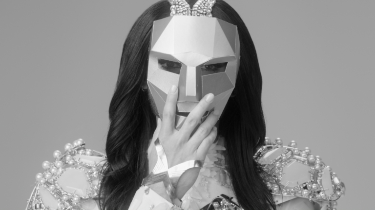 Conchita nimmt ihre Maske beim Dreh des Musikvideos Conchita Heroes ab.