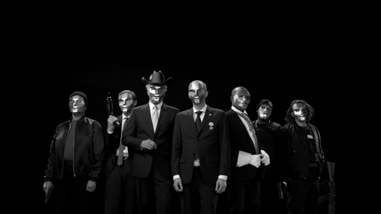 Eine Gruppe von Männern mit Waffen und Cowboyhüten am Set des Musikvideos Conchita Heroes