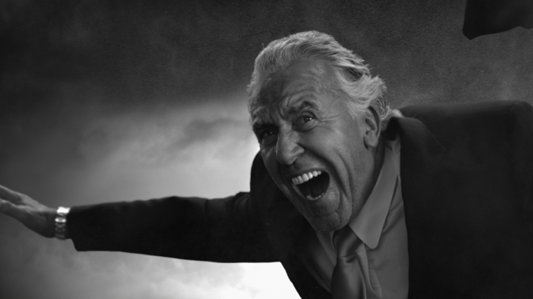 Ein älterer Mann fliegt durch die Luft am Set des Musikvideos Conchita Heroes.