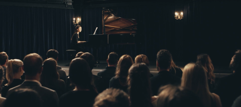 Die Hauptdarstellerin am Piano beim Dreh des Werbefilms MEDEL The Greatest Gift